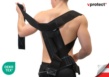 Load image into Gallery viewer, Anziehen des latexfreien Vprotect Rückenstabilisators, hilft bei Rückenbeschwerden und schlechter Körperhaltung.
